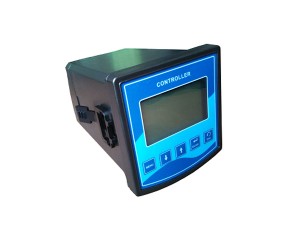 濁度是表現(xiàn)水中懸浮物對光線透過時(shí)所發(fā)生的阻礙程度。水中含有泥土、粉塵、細(xì)微有機(jī)物和其他微生物和膠體物可使水中呈現(xiàn)濁度。傳感器上發(fā)射器發(fā)送的光波在傳輸過程中經(jīng)過被測物的吸收、反射和散射后，有一部分透射光線能照射到180°方向的檢測器上，有一部分散射光散射到90°方向的檢測器上。在180°和90°方向檢測器上接收到的光線強(qiáng)度與被測污水的濁度有一定的關(guān)系，因此通過測量透射光和散射光的強(qiáng)度就可以計(jì)算出污水的濁度。